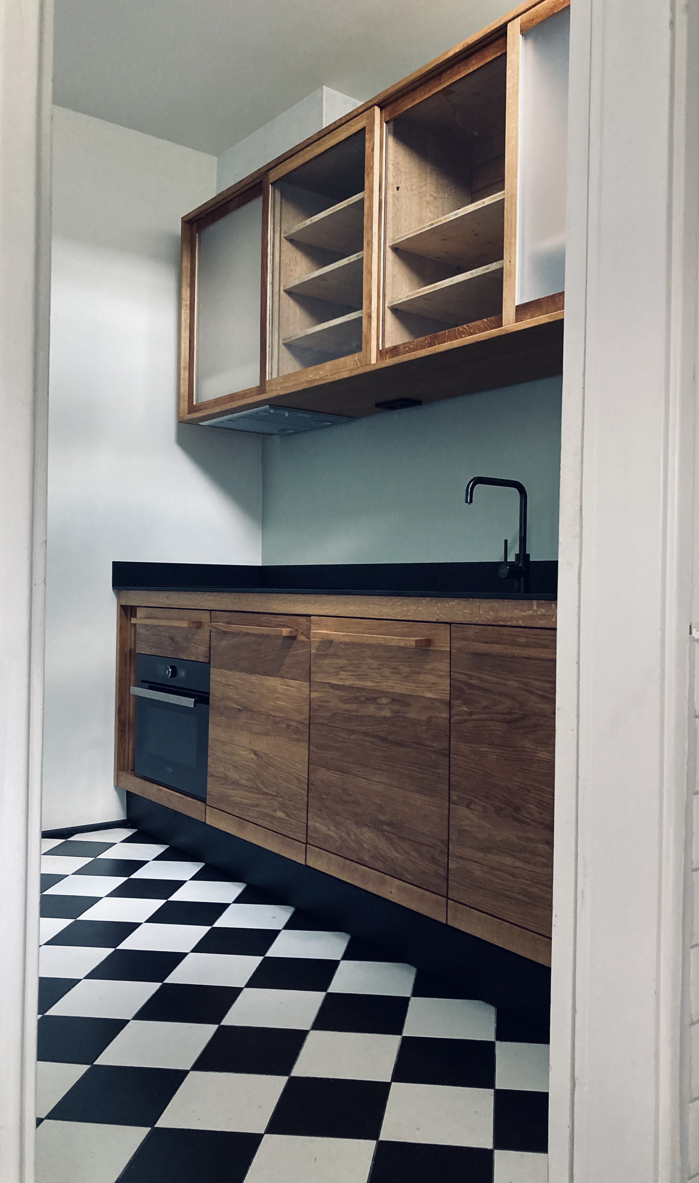 +OPTIMST leefkeuken met schuifdeur bovenkast