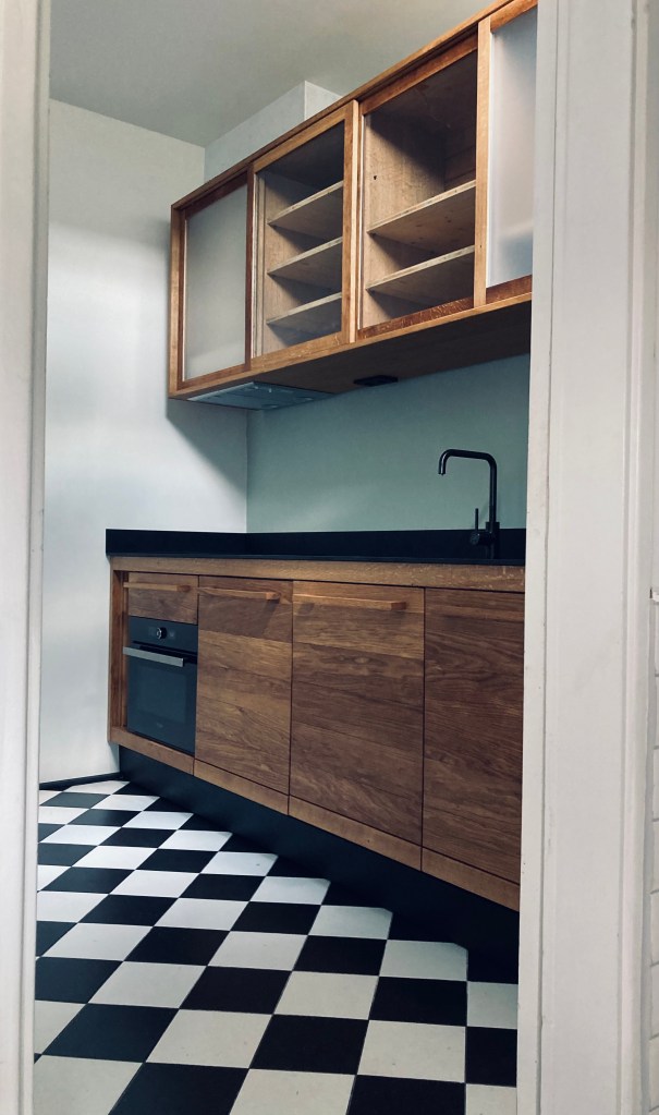 +OPTIMST leefkeuken met schuifdeur bovenkast